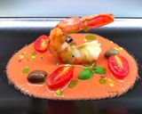 Foto del passaggio 4 della ricetta Coda di gambero con salsa di datterino e fragole, con olio al basilico