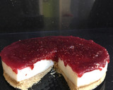 Foto del paso 3 de la receta: Tarta de queso 🧀 con mermelada de fresa 🍓 o frambuesa