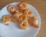 Foto del paso 4 de la receta: Patatas aliñadas con langostinos