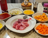 Foto del paso 1 de la receta: Magro de cerdo al curry con boniato y patata