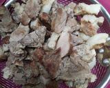 Foto langkah ke 3 dari resep Tumis daun singkong daging babi.