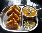 A picture of step 4 of Crispy halwai style khasta samosa chole.