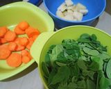 Foto langkah ke 1 dari resep Sup daun kelor.