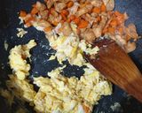 Foto langkah ke 2 dari resep Simple Chicken Fried Rice.