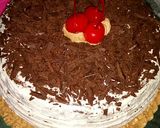 Foto langkah ke 7 dari resep Blackforest potong.