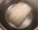 Foto del paso 1 de la receta: Fideos de arroz salteado con pollo, brócoli y setas