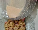 Foto langkah ke 5 dari resep Mie Gulung Sosis Tanpa Telur.
