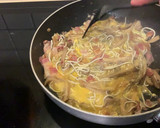 Foto del paso 4 de la receta: Revuelto de gulas, setas y panceta