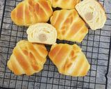 Foto langkah ke 7 dari resep Chicken Sausage Butter Rolls 🥐🍗😍.