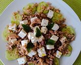 Foto del passaggio 5 della ricetta Insalata di farro con tonno, cetrioli, feta e menta