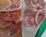 Foto del paso 1 de la receta: Xuletes de Xot sofregides i patatas fregides amb Ais. Chuletas de cordero fritas