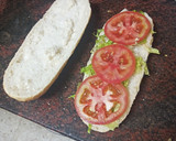 Foto del paso 4 de la receta: Bocadillo de tortilla vaga de papas de paquete y jamón serrano con lechuga, tomate y aguacate