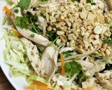 Hình bước làm 4 của món Gỏi gà rau mùi trộn bắp cải