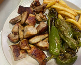 Foto del paso 5 de la receta: Secreto ibérico con patatas fritas y pimientos de padrón