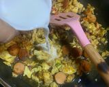 Foto langkah ke 5 dari resep Nasi Siram Telur dan Sosis.