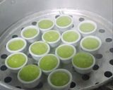 รูปขั้นตอนการทำที่ 6 ของ ขนมมันสำปะหลังนึ่งใส่ใบเตย