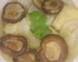 รูปขั้นตอนการทำที่ 6 ของ ต้มจืดเห็ดหอมใส่ฟองเต้าหู้ม้วนทอด (Clear Soup with Shiitake Mushrooms and Fried Bean Curd Roll)