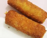 Hình bước làm 3 của món Sandwich cuộn xúc xích chiên giòn
