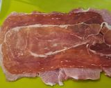 Foto del paso 2 de la receta: Rollitos de lomo a los dos jamones en salsa de setas