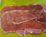 Foto del paso 2 de la receta: Rollitos de lomo a los dos jamones en salsa de setas