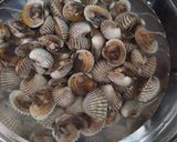 Foto langkah ke 2 dari resep Kerang darah tumis pedas.