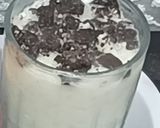 صورة لخطوة 6 من وصفة أرز باللبن بقطع المانجا وجيلي وصوص الفراولة وقطع بسكويت بوريو