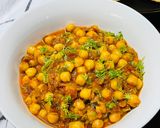 A picture of step 5 of Chana Masala.