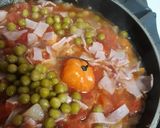 A picture of step 4 of Huevos Motuleños.