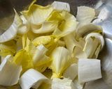Hình bước làm 2 của món Salad Rau Diếp Xoăn, Bắp Cải Tím & Ức Gà Áp Chảo