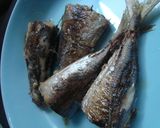 Foto langkah ke 3 dari resep Kembung kuah kunyit asam.
