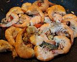 Foto langkah ke 2 dari resep Udang Saus Tiram Pedas.