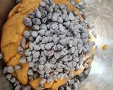 A picture of step 3 of Lotus Cream and Chocolate Chip Cookies.