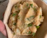 A picture of step 3 of Aloo parantha.