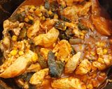 Foto del paso 3 de la receta: Pollo con poblano y elote en salsa de tomate
