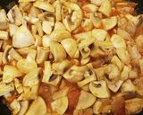 Csirkés gombapaprikás házi lecsóval recept fázis 4 fotója