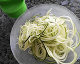 Foto del paso 1 de la receta: Espaguetis de calabacín al pesto con huevo poché