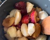 A picture of step 2 of Spices Plum and pear crumble 🍐🍑.