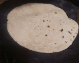 A picture of step 5 of Chapati ya phulka.