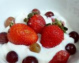 Hình bước làm 2 của món Sữa chua dâu nho granola