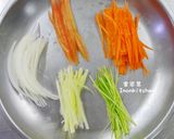 蔬菜絲雞清湯的食譜步驟1照片