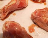 Foto del passaggio 2 della ricetta Honey Glazed Chicken - Pollo glassato alla salsa di soia e miele