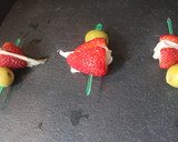Foto del paso 5 de la receta: Banderillas de fresas con boquerones y aceitunas