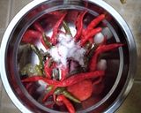 Foto langkah ke 2 dari resep Sambal belacan dan rebusan daun pepaya dan daun singkong.