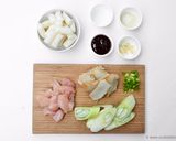 รูปขั้นตอนการทำที่ 2 ของ ต๊อกโบกีไก่และลูกชิ้นปลา (เส้นแป้งข้าวเจ้าผัดในซอสเกาหลี)