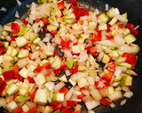 Foto del paso 1 de la receta: Sopa de ensaladilla de verduras con arroz y algo más