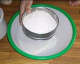 Foto langkah ke 1 dari resep Cara Membuat Adonan Roti yang Empuk & Mengembang.