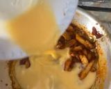 صورة لخطوة 5 من وصفة -بيض بالطماطم وجبن الحلوم 🍳😋
