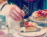 صورة لخطوة 15 من وصفة كعكة فيلادلفيا و الشوكولاته البيضاء، الفراولة 🍓 بكريمة زبدة اللوز 🍰