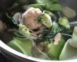 Foto langkah ke 4 dari resep *Sup Bola-Bola Ayam*.