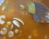 Foto del paso 5 de la receta: Guiso de garbanzos con almejas-gambas y majado 🥣